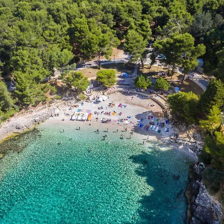 Wing 77 By Interhome Pula