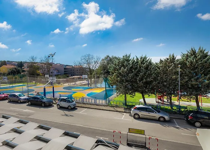 Wing 77 By Interhome * 풀라